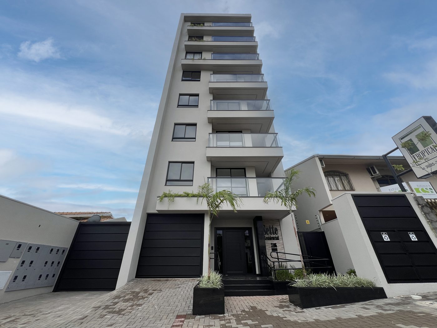 Residencial Sette — Fachada do Residencial Sette vista da rua